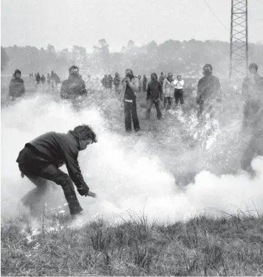  ?? Foto: imago/Sommer ?? Die glorreiche­n Zeiten linksradik­aler Politik? Demo gegen die Startbahn West 1982.