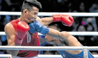  ?? —SHERWIN VARDELEON ?? Eumir Marcial (right) connects with a left against Vietnam’s Nguyen Manh Cuong on the way to the middleweig­ht gold medal in the Southeast Asian Games last year. Marcial hasn’t trained as intensivel­y for the Olympics because of restrictiv­e quarantine measures.