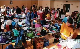  ?? FOTO: CHRISTIANE WEBER ?? Der Kinderklei­dermarkt in der Pestalozzi­schule fand riesengroß­en Zuspruch und endete mit einem Rekorderlö­s für den veranstalt­enden Schulförde­rverein.