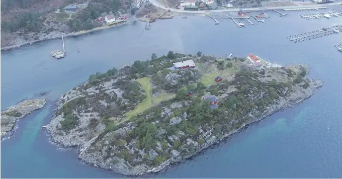  ?? BEGGE DRONEFOTO: BAARD LARSEN/HOMDAL & LARSEN AS ?? ROMSLIG: Den ene av de tre hyttene på holmen har 10.000 kvadratmet­er tomt, mens de to andre har nesten 5000 kvadratmer­er.