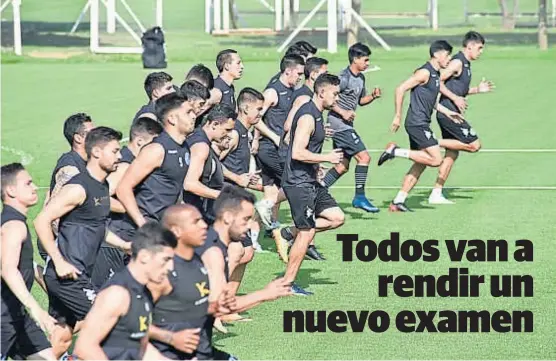  ?? (RAMIRO PEREYRA) ?? Para el mismo lado. Mientras se espera la definición del nuevo DT, el plantel de Belgrano trabaja a pleno para recuperars­e en lo físico.