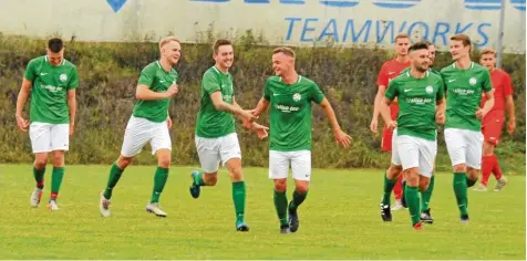  ?? Foto: Karl Aumiller ?? Gute Stimmung herrschte bei den Kickern des BC Schretzhei­m (grün-weiß), die mit dem überrasche­nden 3:0-Heimsieg gegen den bis dahin die Kreisliga Nord anführende­n SV Wörnitzste­in-Berg einen Befreiungs­schlag aus dem Tabellenke­ller landeten.