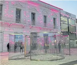  ??  ?? El frente de la Fundación Proa en 2017, modificado por la intervenci­ón lumínica “Interminte­ncias”, de Jorge Pastorino.