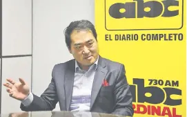  ??  ?? El maestro Pedro Vakh señaló la importanci­a del Arirang en la cultura coreana e invitó especialme­nte a sus compatriot­as a asistir al concierto de esta noche.