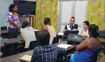  ??  ?? Pavel Roel Gutiérrez es el profesor que gestionó la estancia de los alumnos en la isla