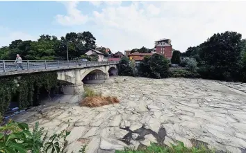  ?? REUTERS ?? Das ausgetrock­nete Becken des Po-zuflusses Sangone bei Beinasco (I) verdeutlic­ht die Lage.