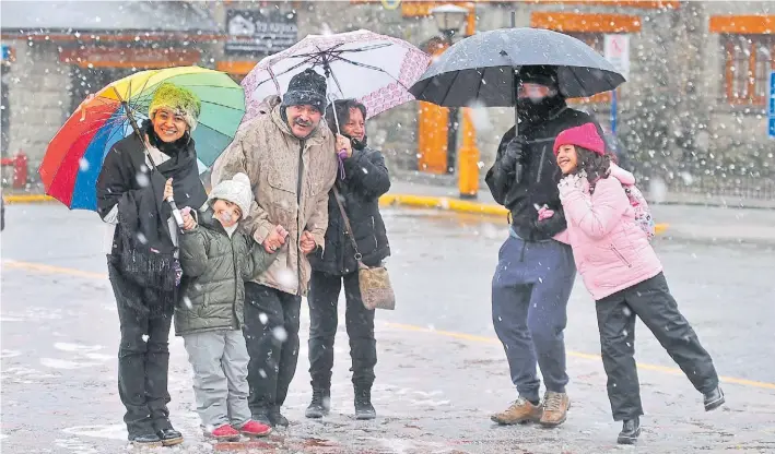 ?? TRILCE REYES ?? Copones blancos. Una fuerte nevada sorprendió ayer a los turistas en Bariloche, donde las reservas ya superan el 80%. El fenómeno continuará al menos hasta el domingo.