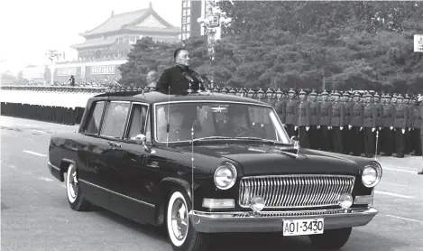  ??  ?? 1984年阅兵式中邓­小平检阅刚成立的武警­部队