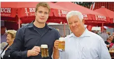  ?? FOTO: BECKER&BREDEL ?? Lukas und Thomas Bruch (v.li.) leiten die traditions­reiche Saarbrücke­r Brauerei, die zu den ältesten Unternehme­n des Saarlandes zählt.