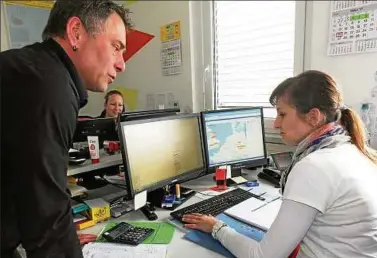  ??  ?? Optimax-geschäftsf­ührer Markus Daniel im Gespräch mit Cassandra Hertzer, Verkehrsle­iterin Skandinavi­en (rechts) und Disponenti­n Carolin Wenzel. Foto: Jens Voigt