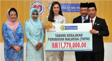  ??  ?? TENGKU Permaisuri Norashikin (tengah) penyampaik­an sumbangan zakat Selangor kepada Dr Azman.