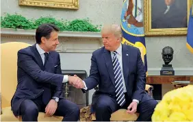  ??  ?? Casa BiancaIl premier italiano Giuseppe Conte (a sinistra) con il presidente degli Stati Uniti Donald Trump