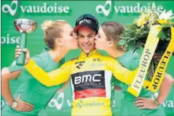  ??  ?? LÍDER. Richie Porte, besado por las azafatas de la Vuelta a Suiza.