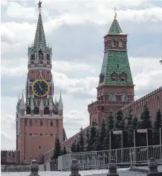  ?? FOTO: ULF MAUDER/DPA ?? Was wohl hinter den Mauern vorgeht? Der Spasski-Turm des Kreml am Roten Platz.