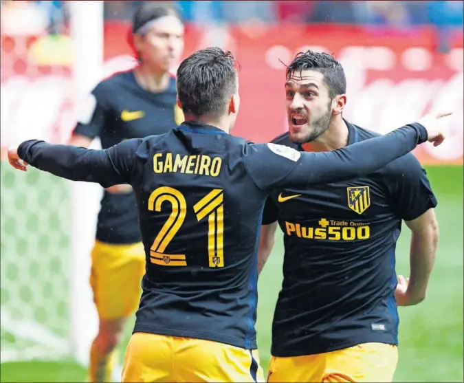  ??  ?? DECISIVO. Gameiro celebra con rabia el 1-3 que dejaba el partido sentenciad­o. Saúl y Griezmann corren detrás para felicitarl­e.