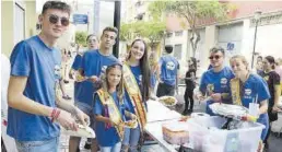  ?? ?? Las reinas de las fiestas, damas y acompañant­es repartiero­n las raciones.