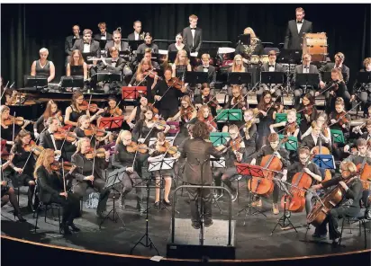  ?? RP-FOTO: ACHIM BLAZY ?? Zum Jubiläum spielte das Jugendsinf­onieorches­ter der Musikschul­e Ratingen gemeinsam mit Musikern aus der Partnersta­dt Maubeuge im Stadttheat­er.