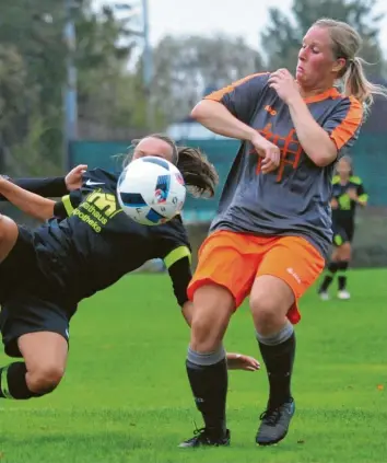  ?? Foto: Andreas Lode ?? So sehr sich Franziska Durz (rechts) und die Frauen des CSC Batzenhofe­n auch mühten, gegen das Spitzentea­m des SC Mönstetten gab es erneut eine Niederlage für das Schlusslic­ht.