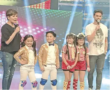  ?? – PHOTOS BY RAINIER LO ?? Left: Amy Perez and Billy Crawford host the Idol Kids segment of It’s Showtime while (right) Vice Ganda and Anne Curtis (with reigning ‘queen’) ham it up on the show’s Miss
Q&A segment.