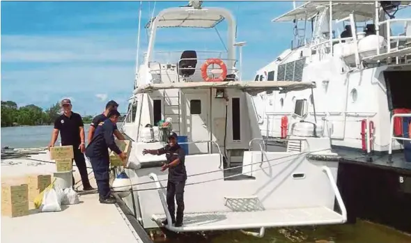  ?? [ IHSAN APMM ] ?? Kru KM Semilang memunggah bekalan makanan dan minuman di jeti Tanjung Manis sebelum dihantar ke kapal tangki MT Southern Water 1 yang mengalami kerosakan di perairan Tanjung Manis