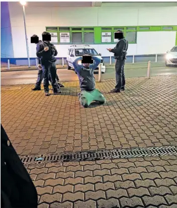  ?? FOTO: FIRMA ?? Zugriff der Polizei: Beamte haben den Autofahrer gestellt, der in der Nacht zu Samstag betrunken mehrere Poller in der Völklinger Rathausstr­aße rammte und dann in der Zentrale eines Taxiuntern­ehmens randaliert­e.
