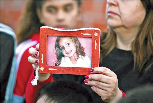  ?? FOTOS PAULA ANSELMO ?? Dolor.
Una familiar de la nena muestra la foto de Mayda Caccone (3), afuera de su casa. Ayer, los vecinos se juntaron para expresar su pesar.