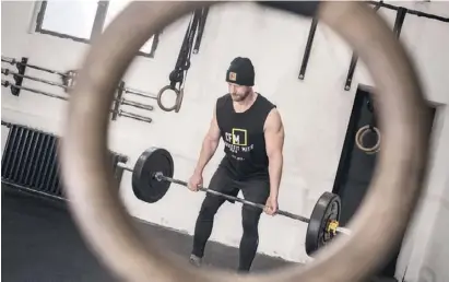  ?? Foto: dpa ?? Neben Seilen und Ringen kommen beim Crossfit auch Gewichte zum Einsatz.