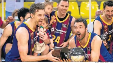  ?? ENRIC FONTCUBERT­A / EFE ?? Pau Gasol levanta junto a su compañero en el Barcelona Oriola el título liguero conquistad­o en el Palau.