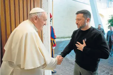  ?? ?? El Papa y el presidente ucraniano Volodomir Zelenski en la embajada de Ucrania en la Santa Sede.