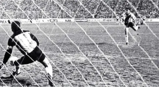  ?? ARCHIVO ?? ▶Histórico 12 de septiembre de 1990: Barcelona, sin jugar en la altura, clasificó a la final de la Copa Libertador­es. Carlos Morales (i) brilló ante River en la tanda de penales.