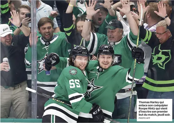  ?? PHOTO AFP ?? Thomas Harley qui enlace son coéquipier Roope Hintz qui vient d’inscrire son premier but du match, jeudi soir.