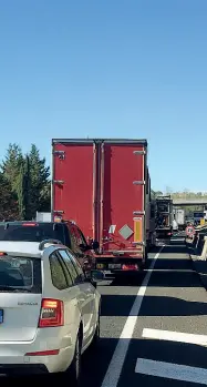  ??  ?? La coda all’uscita (obbligata) di San Donato, per chi percorreva l’Autopalio in direzione di Firenze A sinistra, il lavoro dei vigili del fuoco sull’auto rimasta coinvolta nel terribile scontro con un camion: il conducente, un uomo di 45 anni, è morto...