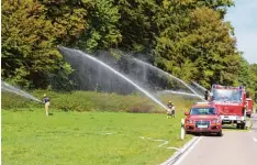  ??  ?? Auf der Ortsverbin­dungsstraß­e zwischen Oberrohr und Edelstette­n „kämpften“die örtlichen Feuerwehre­n gegen das angenommen­e Feuer.