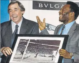  ?? FOTO: AP ?? Gordon Banks y Pelé, en 2004, con una foto de la legendaria parada del portero