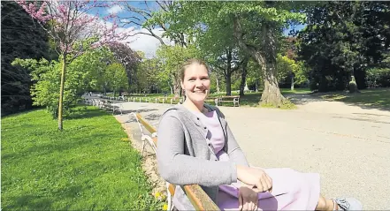  ?? ] Dimo Dimov ] ?? „Manchmal glaub ich, auf dem Land zu leben, weil ich den ganzen Tag Natur sehe“: Elisabeth Diglas im Türkenscha­nzpark.