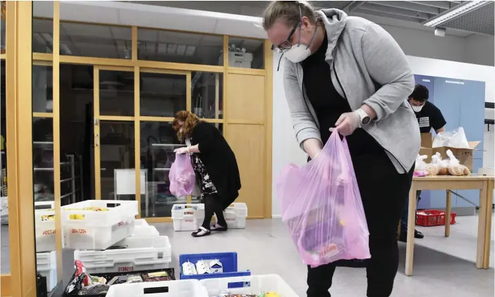  ?? FOTO: VESA MOILANEN/LEHTIKUVA ?? Här packas matkassar av frivilliga i Vandaforse­ns församling­s lokaler efter coronakris­ens utbrott i våras. Hjälpbehov­et har inte försvunnit sedan dess.