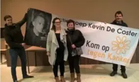  ?? FOTO ELKE LAMENS ?? Schoonbroe­r Geert Grootjans, zus Kelly, mama Nadine en papa Dirk De Coster organisere­n op 31 maart in zaal De Eikel de tweede benefietba­rbecue voor de overleden Kevin.