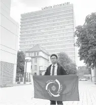  ?? — Gambar Bernama ?? TERPILIH: Muhammad Amir Rafiq bergambar di hadapan Universiti Leibniz di Hannover, Jerman pada 9 September lalu.