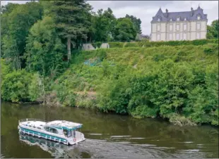  ??  ?? Nicols est loueur mais également constructe­ur de ses propres bateaux, comme cet Octo Fly sur lequel nous avons embarqué le temps d’une croisière.