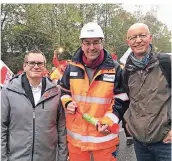  ?? ARCHIV-FOTO: ZILLIKENS ?? Bürgermeis­ter Harald Zillikens bei der RWE-Demo mit Tagebaulei­ter Lars Kulik.