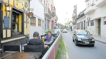  ?? SILVANA BOEMO ?? Cómo son. Un deck de madera y metal, con plantas, en una cervecería de San Telmo.