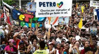  ?? Jairo Cassiani - 20.mai.18/Reuters ?? Eleitores de Petro no comício final dele antes do 1º turno, em Barranquil­la