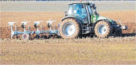  ?? FEDERICO GAMBARINI / DPA ?? Im Märzen der Bauer den Traktor einspannt: Im Landkreis Tuttlingen kommt die Landwirtsc­haft dabei aber ohne Saisonarbe­itskräfte aus. Symbolfoto: