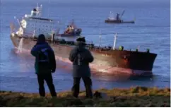  ?? ALEKSANDER NORDAHL NTB SCANPIX ?? Det norskeide tankskipet «Sea Empress» gikk på denne dag i 1996 på grunn utenfor St. Ann's Head ved kysten av South Wales, og oljekatast­rofen er et faktum. 70.000 tonn råolje lekte ut.