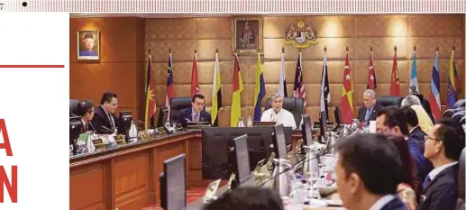  ?? PIC BY AHMAD
IRHAM MOHD NOOR ?? Deputy Prime Minister Datuk Seri Dr Ahmad Zahid Hamidi chairing a Cabinet Committee Meeting on Foreign Workers and Illegal Immigrants in Putrajaya yesterday. He is flanked by Transport Minister Datuk Seri Liow Tiong Lai (left) and Human Resources...