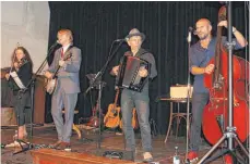  ?? FOTO: CÄCILIA KRÖNERT ?? Die Texte und die Musik der vier Künstler kommen beim Publikum in der Alten Kirche in Rulfingen gut an.