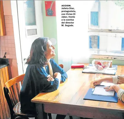  ??  ?? ACCION. Julieta Díaz, protagonis­ta, con Vivian El Jaber, frente a la sonrisa del director M. Segade.