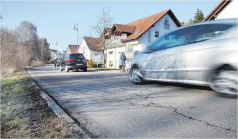  ?? FOTO: THOMAS WARNACK ?? Anwohner klagen über den zunehmende­n Verkehr in der Zollhauser­straße, und dass viele deutlich zu schnell unterwegs wären.