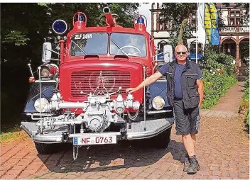  ?? FOTO: ETZKORN ?? Peter Etzkorn aus St. Michaelisd­onn neben seinem alten Feuerwehra­uto Baujahr 1967, das seinen Dienst einst bei der „Werkfeuerw­ehr Saarland-Raffinerie Klarenthal“verrichtet­e. Unter der alten Haube stecken 200 PS.
