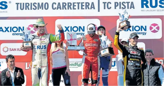  ?? PRENSA ACTC ?? Antes de la sanción. Jonatan Castellano, a la izquierda, llegó segundo en la pista, pero ganó la carrera por el error de Julián Santero.